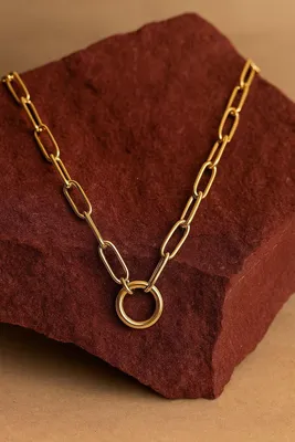 Produktbild von Lundholm Halskette Damen Vergoldet Elva – Edelstahl Gold Plattiert – Paperclip Glieder Runder Anhänger 50 cm – – Skandinavisches Design