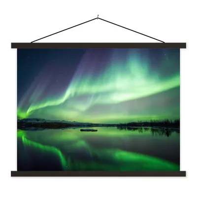 Produktbild von MuchoWow® Textilposter Nordlicht - See - Island - Grün - Wald - Schnee 120x90 cm mit schwarzem Rahmen - Aufhänger für Poster