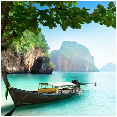 Produktbild von Wallario Sticker / Aufkleber für Kühlschrank / Geschirrspüler / Küchenschränke, selbstklebende Folie - 60 x 60 cm, Motiv: Fischerboot in Thailand  blaues Meer und Steinfelsen