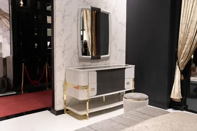 Immagine prodotto di Elegante toletta in legno beige con specchio e sgabello