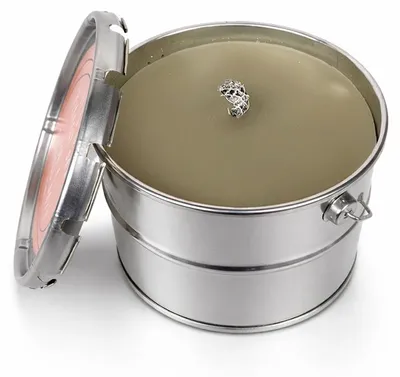 Productafbeelding van Rustieke buitenkaars "Lys" in metalen houder – Eucalyptus – Ø 18 × H 14 cm – 1 stuk