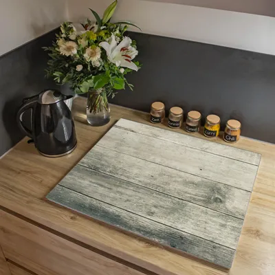 Produktbild von banjado Herdabdeckplatte einteilig 60x52cm groß mit Gummi Abstandshalter, ESG Sicherheitsglas mit Motiv Graue Planken [HAP1 11468]
