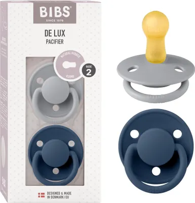 Produktbild von BIBS De Lux Schnuller 2er-Pack, BPA-frei, Kirschform Nippel. Naturkautschuk / Latex, Hergestellt in Dänemark. Größe 2 (6-18 Monate), Cloud / Steel Blue