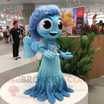Produktbild von Himmelblauer REDBROKOLY Betta-Fisch Maskottchen Kostüm charakter bekleidet mit einem Minikleid und Haarspangen