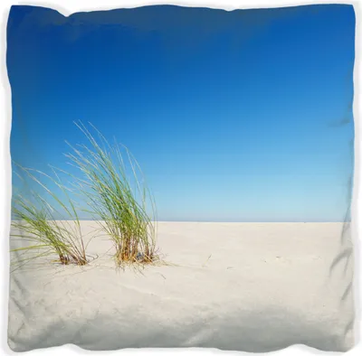 Produktbild von Wallario Premium Kissen, weiche Oberfläche, mit Motiv Sandstrand unter blauem Himmel, Größe: 30 x 30 cm, mit weißer Rückseite