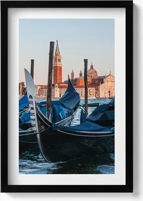 Produktbild von Venezianische Gondeln auf dem Wasser, Italien– Wandbild mit Rahmen – Gerahmtes Bild  – Wanddekoration – 40x60 cm –  Schwarz