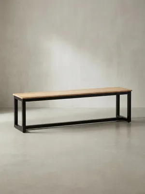 Gerade Frontansicht der 160 cm langen Esszimmerbank aus massivem Akazienholz mit klarem Design und robustem, schwarzem Eisengestell vor weißem Hintergrund._#sku_SAFWL7.066#