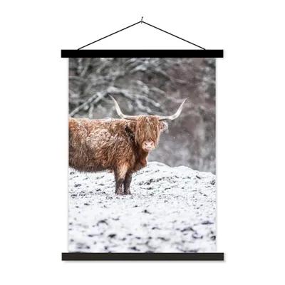 Produktbild von MuchoWow® Textilposter Schottischer Highlander - Baum - Schnee 40x53 cm mit schwarzem Rahmen - Abbildung