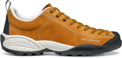 Mojito Lifestyleschuh von Scarpa in orange-braunem Wildleder mit schwarzer Gummisohle.