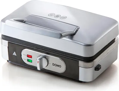 A Domo sandwich toaster is shown on a white background.