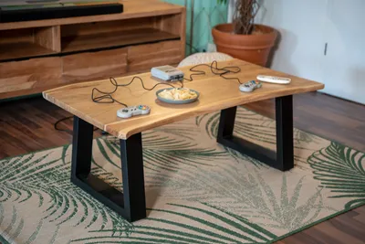 Produktbild von Sam Möbel GmbH, Couchtisch, Akazie massiv, Trapez, naturfarben, Industrial Vintage Design, 115 x 60 x 40 cm, rustikale Maserung, Kunststofffüßchen