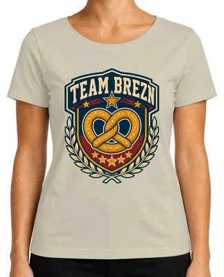 Imagen del producto de Camiseta del equipo Brezn Brezel Bayern, con escudo, diseño tradicional, para mujer, color natural, talla M. Incluye detalles como pantalones de cuero (lederhose) y falda tradicional (dirndl)