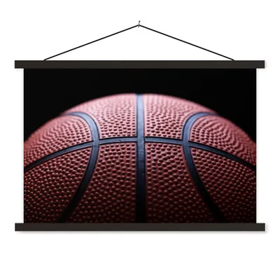Produktbild von MuchoWow® Textilposter Ein Basketball auf schwarzem Hintergrund 90x60 cm mit schwarzem Rahmen - Aufhängungssatz