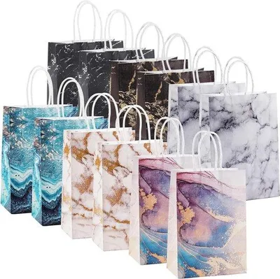 Productafbeelding van 12 stuks papieren cadeauzakjes met handvat - feestpapieren zakjes voor kinderverjaardagen - set cadeautjeszakjes voor bruiloften - multipack weggeefacties - 21 x 15 x 8 cm .