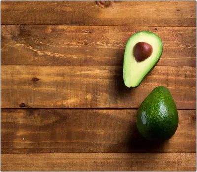 Produktbild von Spritzschutz Herdabdeckplatte Schneidebrett aus Glas Avocado auf Holztisch 1-Teilig (60x52cm)