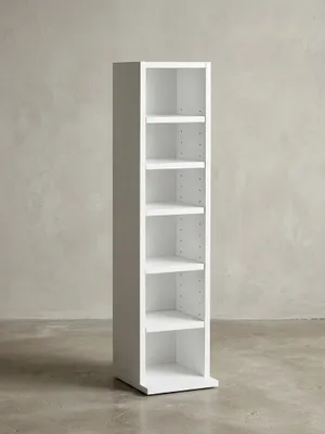 Frontansicht des schmalen Holzregals in strahlendem Weiß, freistehendes Design mit sechs gleichmäßigen Fächern für CDs, DVDs oder Taschenbücher._#sku_BARWL5.336#