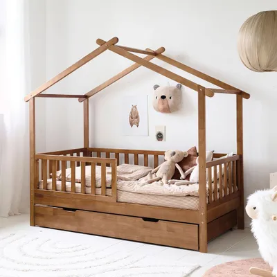 Produktbild von Petite Amélie Hausbett Maison 80x160 cm - Walnuss – Kinderbett mit Lattenrost – flexible und abnehmbare Seitengitter