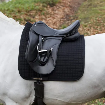 Produktbild von Back on Track Saddlepad Dressur No. 1 - schwarz - Schabracke, Größe:Warmblut (L)