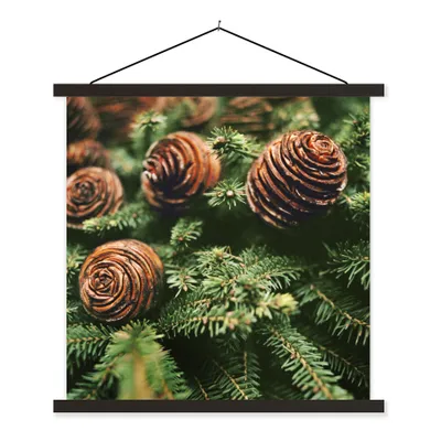 Produktbild von MuchoWow® Textilposter Eine Nahaufnahme von Tannenzapfen am Weihnachtsbaum 60x60 cm mit schwarzem Rahmen - Posteraufhänger
