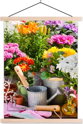 Produktbild von MuchoWow® Textilposter Gartengeräte - Blumen - Frühling 120x160 cm mit holzfarbenen Rahmen - Plakatkarton