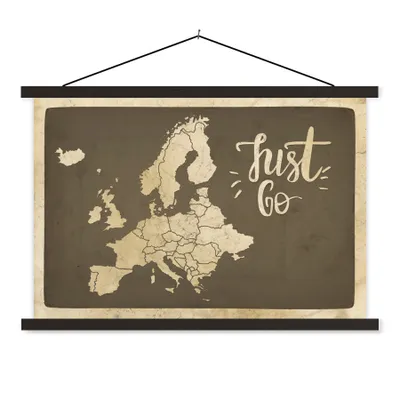 Produktbild von MuchoWow® Textilposter Karte - Europa - Zitat 60x40 cm mit schwarzem Rahmen - Hölzernes