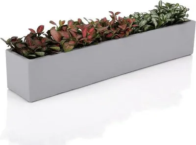 Image de Jardinières rectangulaires en béton brut gris de 145 cm pour le rebord de fenêtre.