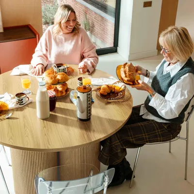 Image de Table à manger moderne ronde 120 cm effet bois clair - Oviala Maggy