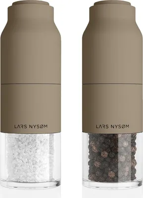Produktbild von LARS NYSØM Salz und Pfeffermühlenset Edelstahl mit verstellbarem Mahlwerk I Flaschendesign Gewürzmühlen Set Manual (Greige)