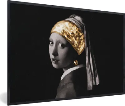Produktbild von MuchoWow® Gerahmtes Poster Mädchen mit Perlenohrring - Vermeer - Gold - Schwarz - Weiß 90x60 cm - Poster mit Schwarzem Bilderrahmen Wandposter Rahmen Foto Bilder - Fotorahmen - Foto-Plakat