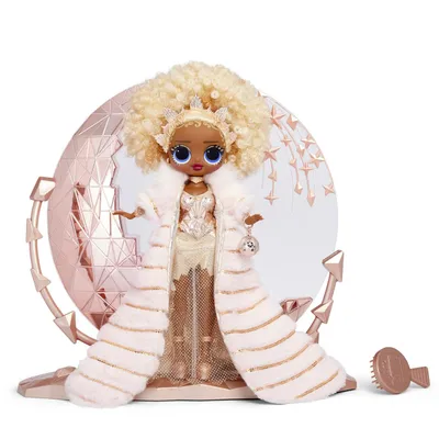 Produktbild von MGA L.O.L. Surprise OMG 2021 Holiday NYE Queen Modepuppe, 576518EUC, Mehrfarbig, golden, Puppe ca. 23 cm, artikulierbar, mit gestyltem Haar und High-Fashion Outfit. Inklusive beleuchtetem Puppenständer (Mond- & Discokugel-Bühne) und elektronischem Spielset mit Lichteffekten, Try-Me Funktion sowie Batterien (LR44). Verpackung (BxTxH): 355.6x139.7x308.1 mm. Zum Sammeln, ab 4 Jahren.