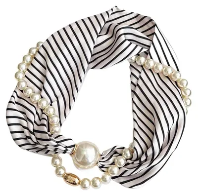 Immagine prodotto di Sciarpa da donna con chiusura magnetica, ideale per la primavera e l'autunno, con un piccolo motivo quadrato e un design elegante