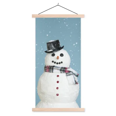 Produktbild von MuchoWow® Textilposter Ein glücklicher Schneemann zu Weihnachten mit einem hellblauen Hintergrund 60x120 cm mit holzfarbenen Rahmen - Holz