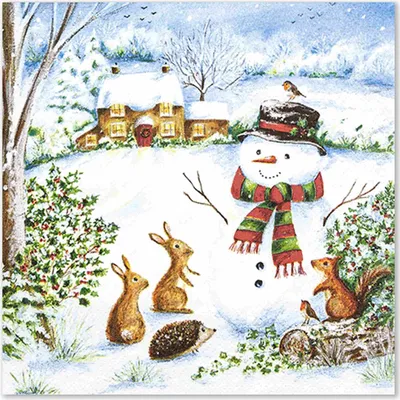 Serviettenmotiv Schneemann mit Schal und Zylinder steht im verschneiten Garten umgeben von Tieren wie Hasen Igel und Eichhörnchen vor einem winterlichen Haus
