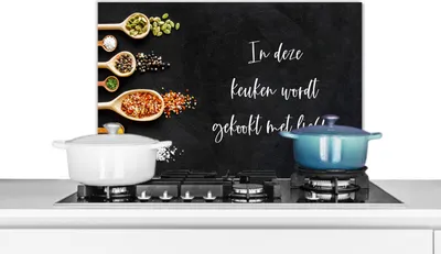 Produktbild von KitchenYeah®  Spritzschutz Küche - Küchenrückwand - Wandschutz für Herd und Spüle - Zitate - Küche - Sprichwörter - In dieser Küche wird mit Liebe gekocht - Liebe 70x50 - Alu-Dibond (Alternative zum S