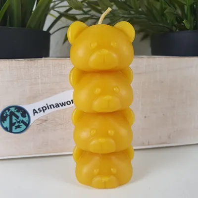 Produktbild von Bienenwachskerze vier Bären aufeinander 9 cm