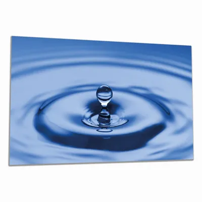 Produktbild von Wallario Herdabdeckplatte aus Glas, Größe 90 x 52 cm 1-teilig, Motiv Wassertropfen im blauen Wasser