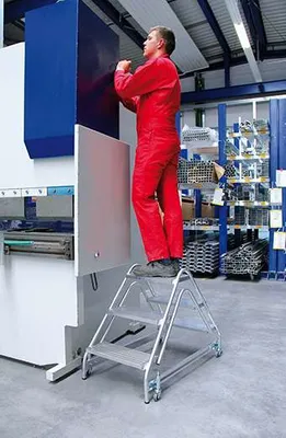 Produktbild von Günzburger Steigtechnik Arbeitspodest beidseitig begehbar Aluminium geriffelt 2 x 4 Stufen - 050061