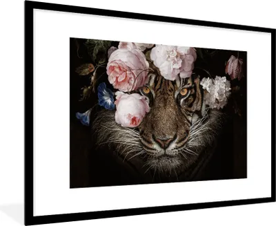 Produktbild von MuchoWow® Gerahmtes Poster Tiger - Blumen - Porträt 90x60 cm - Poster mit Schwarzem Bilderrahmen Wandposter Rahmen Foto Bilder - Wanddekoration - Fotos