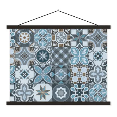 Produktbild von MuchoWow® Textilposter Design - Blume - Blau - Figuren 150x113 cm mit holzfarbenen Rahmen - Poster