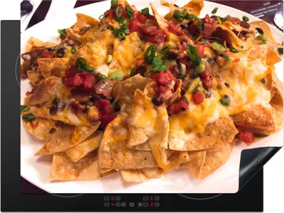 Produktbild von KitchenYeah© Herdabdeckplatte Eine Nahaufnahme von Nachos auf einem weißen Teller , 71x52cm, Küche Deko, Glaskeramikkochfeld Herdabdeckung, Abdeckplatte fùr Kochfeld