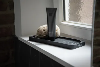 Produktbild von WENKO Bad Accessoires Set Zahnputzbecher Ablage Universal Schwarz Mamor Optik