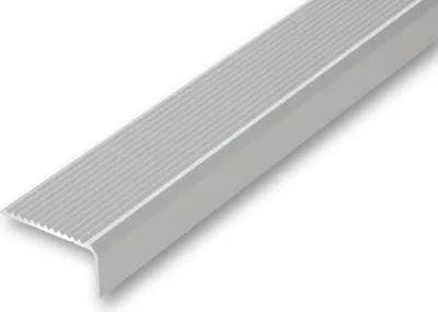 Produktbild von (14,56EUR/m) 44 x 23 x 900 mm Treppenwinkel silberfarben gebohrt inkl. Montageset Treppenkantenprofil Treppenkante grob gerieft, stabil und rutschhemmend