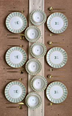 Produktbild von Hermia Concept, Hochwertiges 24-teiliges Dinner Set, 100% Keramik | 6 Servierplatten (26 cm), 6 Teller (22 cm), 6 Schalen (16 cm), 6 Dessertteller (20 cm) | Spülmaschinen- und mikrowellenfest, in Weiß, Gelb, Hellgrün und Grün.