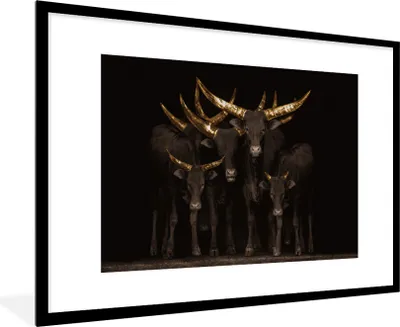 Produktbild von MuchoWow® Gerahmtes Poster Kühe - Hörner - Gold 90x60 cm - Poster mit Schwarzem Bilderrahmen Wandposter Rahmen Foto Bilder - Wanddekoration - Fotos