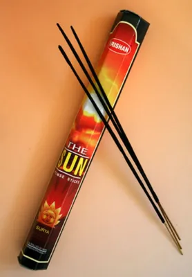 Das Bild zeigt eine Schachtel Räucherstäbchen The Sun der Firma Krishan.