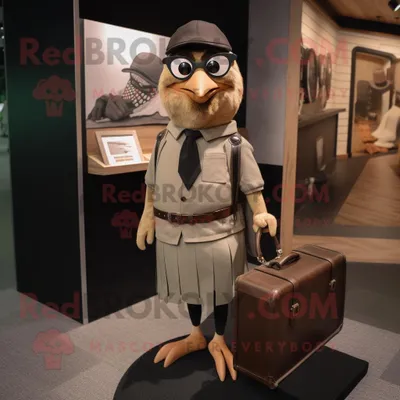 Immagine prodotto di Personaggio in costume della mascotte REDBROKOLY di Blackbird Blackbird vestito con una maglietta Henley e valigette