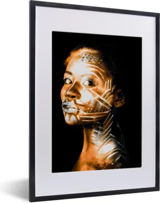 Produktbild von MuchoWow® MuchoWow® Gerahmtes Poster Frau - Lehm - Muster 30x40 cm - Poster mit zchwarzem Bilderrahmen - Wandposter Schlafzimmer