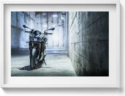 Produktbild von Motorrad in einer betonierten Gasse– Wandbild mit Rahmen – Gerahmtes Bild  – Wanddekoration – 70x50 cm –  Schwarz Rahmen