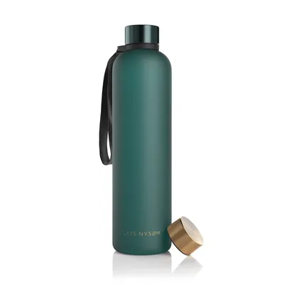 Produktbild von LARS NYSØM Trinkflasche 1l | Ultraleichte Tritan Sport Flasche, Kohlensäure geeignet | Ideal für Sport, Büro, Yoga | 2 Deckel inkludiert 1000ml Bayberry - Gold