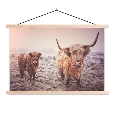 Produktbild von MuchoWow® Textilposter Schottische Hochlandbewohner - Licht - Himmel - Natur 60x40 cm mit holzfarbenen Rahmen - Bilder